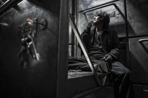 snowpiercer-smoking